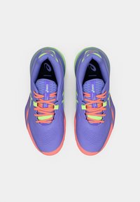 Μωβ αθλητικά παπούτσια με υφασμένο πάνω μέρος, φωσφοριζέ πράσινες και ροζ λεπτομέρειες, σχεδίαση με στρώσεις και αντιθετικά κορδόνια. Λαστιχένια σόλα για κράτημα.