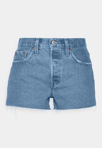 Pantalones cortos de mezclilla azul claro con dobladillo deshilachado, diseño de cinco bolsillos y cierre de botón metálico. Tela texturizada con un corte clásico.