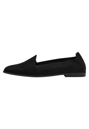 Sort ruskind slip-on sko med spids tå, glat overflade, minimal syning og lavprofileret gummisål. Ingen snørebånd eller pynt.
