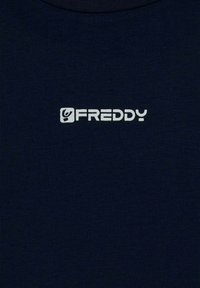 Camiseta de algodón azul marino con un logo impreso en blanco "FREDDY" en el centro, con un cuello redondo clásico y textura suave.