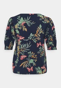 Top navy con maniche a sbuffo 3/4, caratterizzato da un vivace fogliame verde e farfalle rosa. Tessuto morbido, motivo floreale con accenti arancioni.