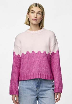 Pull en tricot avec un design dégradé, présentant un rose clair en haut qui se transforme en rose vif en bas ; poignets et ourlet côtelés.