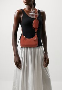 Steve Madden BVITAL SET - Rankinė per petį - brick