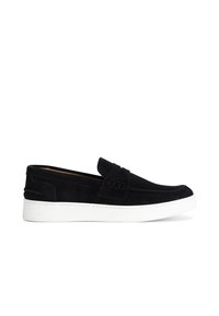 Černé semišové slip-on boty s bílou gumovou podrážkou, s prošívaným designem a texturovaným akcentem na svršku.