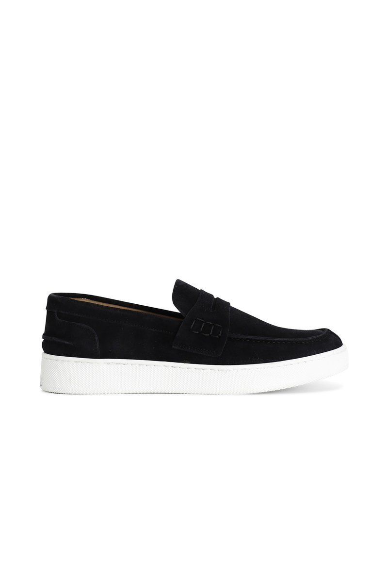 Černé semišové slip-on boty s bílou gumovou podrážkou, s prošívaným designem a texturovaným akcentem na svršku.