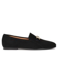 Mocassini in suede neri con suola piatta, caratterizzati da un accento dorato sulla parte superiore e un design liscio e senza giunzioni.