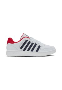 Weiße Leder-Sneaker mit roten Akzenten, blauen Streifen, runden Zehen, strukturiertem Obermaterial und Schnürdesign. K-Swiss-Logo auf der Ferse geprägt.