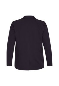 Blazer azul marino con solapas con muesca, mangas largas, dos bolsillos laterales y una abertura trasera sencilla, con una tela lisa y texturizada.