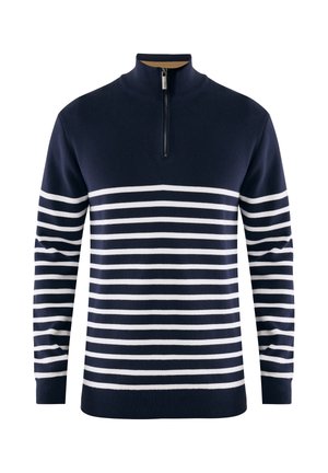 Granatowy sweter z długim rękawem, z białymi poziomymi paskami, kołnierzem na pół zamku i ściągaczami przy mankietach oraz u dołu.