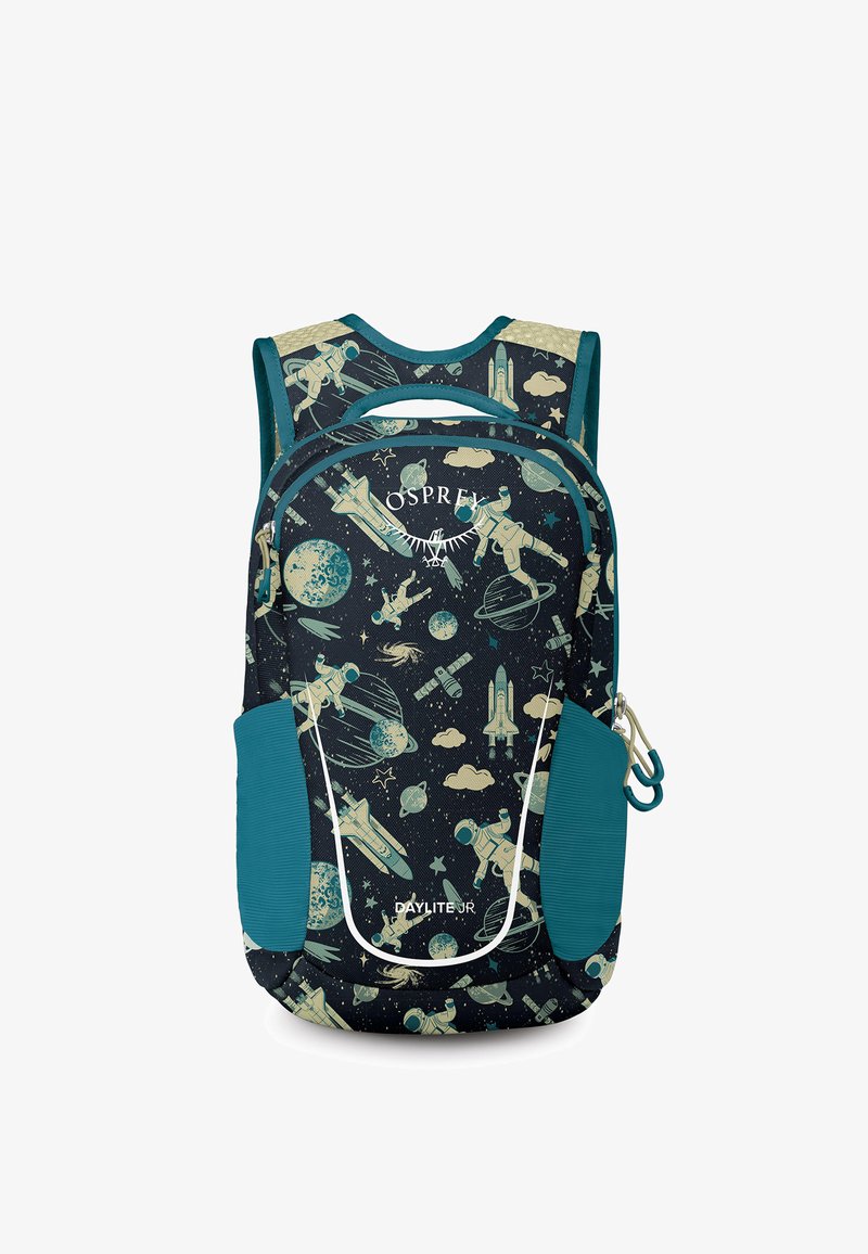 Mochila infantil con laterales en color aguamarina y un estampado espacial que presenta astronautas, planetas, cohetes y satélites sobre un fondo oscuro.