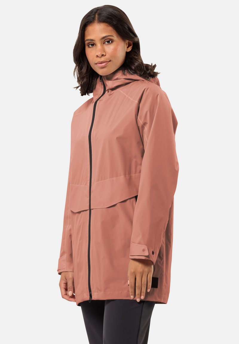 Giacca rosa resistente all'acqua con cappuccio, zip frontale, tasche laterali e vestibilità comoda. Texture liscia con dettagli in metallo nero.