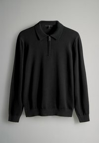 Černý dlouhý rukáv s límcem na zip. Měkká látka, žebrované manžety a lem. Jednoduchý design bez viditelných vzorů nebo kovových doplňků.