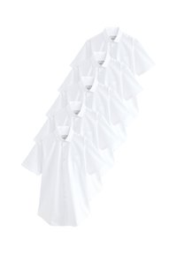 Chemises blanches à manches courtes empilées, présentant des boutons sur le devant, des cols pointus et une petite poche sur le côté gauche.