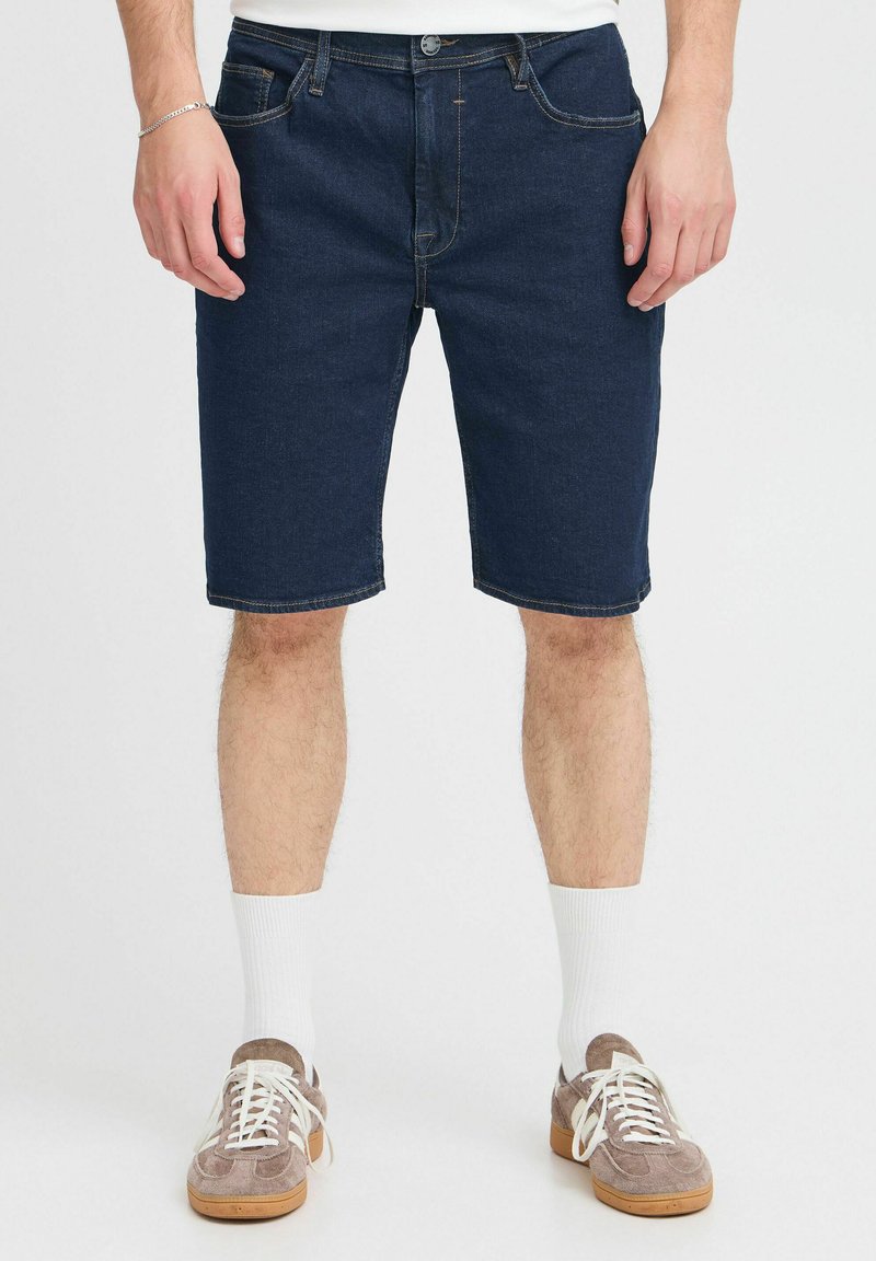 Námornícke denimb shorts s rovný strihom, piatimi vreckami a prešitými detailmi. Nosia sa s svetlými ponožkami a tanovými semišovými teniskami.