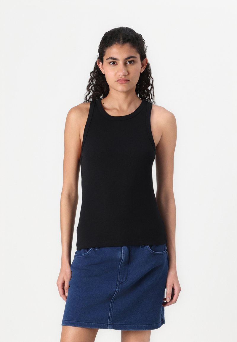 Zwarte mouwloze tanktop met een ronde halslijn, gecombineerd met een blauwe jeansrok met voorzakken en een rechte snit.