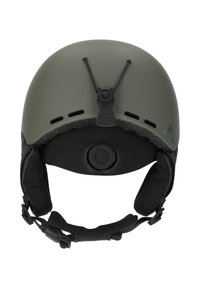Groene matte sk helmet met een gladde vorm, ventilatiegaten, een verstelbare kinband en een zwarte gevoerde binnenkant voor comfort.