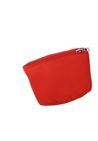 Czerwona nylonowa saszetka o bezszwowym wzornictwie, wyposażona w srebrny zamek błyskawiczny i wytłoczone logo po bokach. Lekka o gładkiej teksturze.