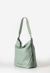 Borsa a mano in pelle verde con un design morbido, base piatta e tracolla regolabile. Presenta una superficie testurizzata e dettagli di cucitura ridotti.