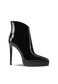 Stivaletto in pelle verniciata nera con punta affusolata, tacco a stiletto alto e suola piattaforma. Superficie liscia con finitura lucida.