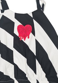 Abito a righe bianche e nere con spalline sottili, caratterizzato da una toppa a forma di cuore rossa con la scritta "PINKO" in lettere nere e bordi arrotondati.