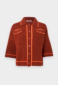 Lühikeste varrukatega kardigan telliskivipunases, oranžide detailidega, kahe rinnatasku ja ees nööbitav. Kootud tekstuur ja lõdvestunud lõige.