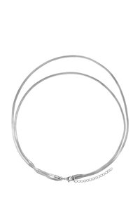 Collana a doppio strato in argento con una texture liscia, dotata di chiusura a gabbiano e catena allungabile per una lunghezza regolabile.