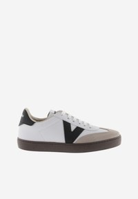 Vit sneakers med svart V-logotyp. Har en mocka tåhätta och en slät läderöverdel. Gummisula med en texturerad brun finish.