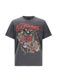 Camiseta de color gris oscuro con el texto rojo "Ed Hardy", que presenta un diseño detallado de una rosa roja, un águila y dos tigres estilizados en estilo de arte de tatuaje.