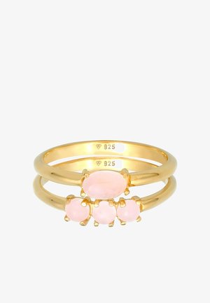 Goudkleurige stapelringenset met drie gladde, ovale roze stenen; bevat het gestempelde "925" binnenin de ringen voor zilveren authenticiteit.