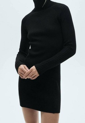 Robe noire en tricot avec un col roulé haut, des accents de manches côtelés, une silhouette ajustée et une longueur mi-thigh. Texture douce.