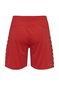Rote Sportshorts mit nahtlosem Bund, schwarz-weißen Seitenstreifen und einem glatten, fe moistureabweisenden Stoff.