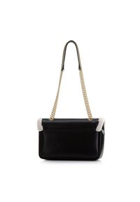 Borsa a tracolla in pelle nera con una catena dorata e un accento bianco peloso lungo il bordo superiore. Forma rettangolare, superficie liscia e design minimalista.