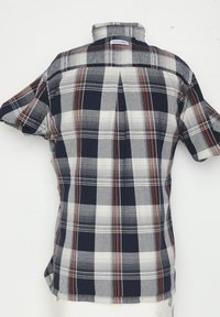 Kortärmad rutmönstrad skjorta i marinblått, grått och vitt med röda accenter. Har en klassisk krage och en boxveck bak.