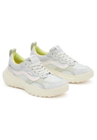 Vans-sneakers i lys grå og hvit, med teksturert semsket skinn og mesh-materialer, en kraftig såle, og et minimalistisk design med neonlys accenter.