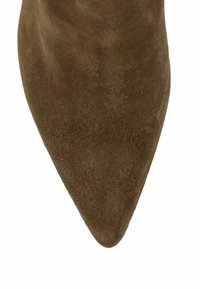 Olijfgroene suède enkelboot met een spitse neus, een gladde textuur en een minimalistisch ontwerp. Geen zichtbare hardware of patronen.