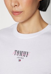 Tommy Jeans ESSENTIAL LOGO - Marškinėliai su spaudiniu - white