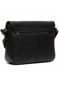 Borsa a tracolla nera in pelle con pattina, tasca frontale con zip e tracolla regolabile. Texture liscia con dettagli di cucitura discreti.