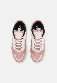 Baskets de sport roses et grises en matériaux synthétiques et en maille, avec un design à lacets, un col rembourré et un logo sur la languette.