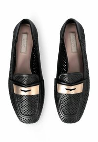 Mocassins noirs perforés en cuir lisse, avec une bande d'accent métallique dorée à l'avant et une semelle intérieure rembourrée.