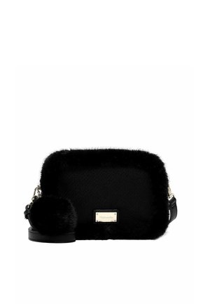 Sac bandoulière rectangulaire noir avec bordure en fourrure douce, porte-clés rond en fourrure et petite étiquette métallique de marque au centre devant.