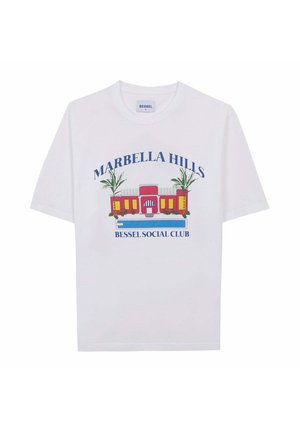Camiseta blanca de algodón con un estampado gráfico de un edificio rodeado de palmeras, "Marbella Hills" y "Bessel Social Club" en texto azul.