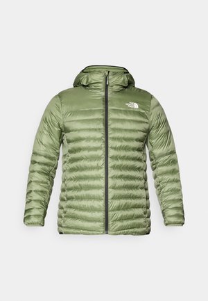 Maslinasto zelena puffer jakna s kapuljačom, koja ima kvadratni dizajn, zatvaranje na patentni zatvarač i logotip na gornjoj lijevoj strani.