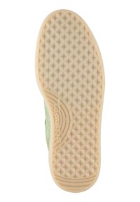 Hellgrüner Veloursleder-Sneaker mit strukturierter Gummisohle, die ein Diamantmuster und ein eingeprägtes Logo aufweist. Die Sohle ist beige und hat abgerundete Kanten.