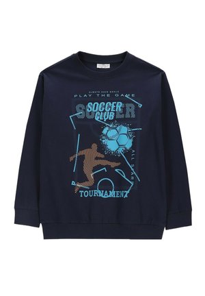 Granatowa bluza z niebiesko-pomarańczowym motywem piłkarskim, przedstawiająca zawodnika kopiącego piłkę, oraz tekstem "Soccer Club Tournament All Star."