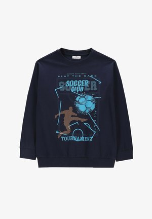 Granatowa bluza z niebiesko-pomarańczowym motywem piłkarskim, przedstawiająca zawodnika kopiącego piłkę, oraz tekstem "Soccer Club Tournament All Star."