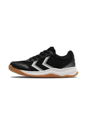 Czarny sportowy sneaker z białymi podwójnymi pasami w kształcie strzałek, gumową podeszwą i siateczkową cholewką, pokazany z profilu na białym tle.