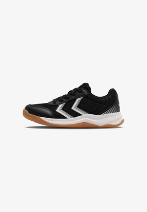 Schwarzer Sportschuh mit weißen Doppel-Chevron-Streifen, Gummisohle und Mesh-Obermaterial, seitlich auf weißem Hintergrund gezeigt.