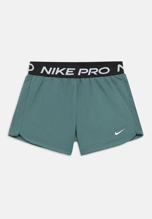 Žalios spalvos Nike Pro sportinės šortai su juodu elastingu juosmeniu ir baltu „swoosh“ logotipu kairėje kojoje, su šoninėmis kišenėmis ir išlenktu kraštu.
