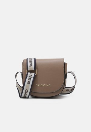 Sac bandoulière taupe avec rabat incurvé, logo Valentino doré et sangle d'épaule blanche réglable portant le texte Valentino en noir.