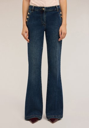 Uitlopende donkerblauwe denim jeans met een hoge taille, voorzien van knoopaccenten op de heup en een gladde textuur. Getailleerde pasvorm tot aan de flares.
